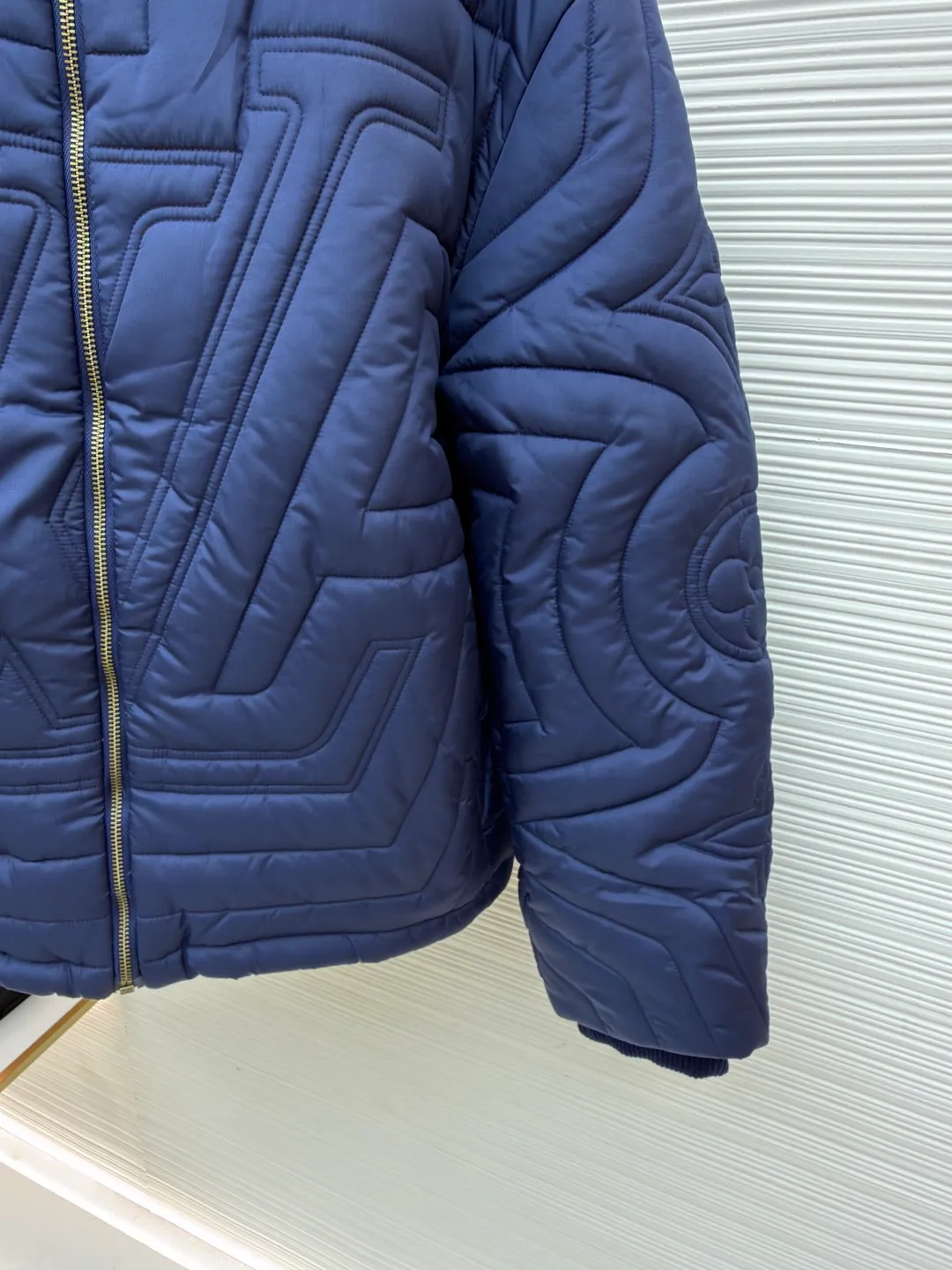 LOUIS VUITTON stand collar cotton jacket ●Item number: 1681221-D15 ●Material: down fabric ●Technology: embroidery production ●Color: blue ●Version: fitted version ●Weight: about 970 grams ●Size: S-M-L-XL ●Description: This diamond-shaped pattern is designed with gusseted cotton. It feels very comfortable. It is not only warm but also classy. The button-type opening and closing can highlight your temperament. The upper body is fashionable and versatile, suitable for various daily wear. It is one of the must-have items in winter. The overall wiring is straight and delicate, the fabric is comfortable and soft, and the color is consistent without color difference. It can be matched with the same style to create a fashionable look and control various occasions. Customized accessories, complete with three standards, same style for men and women!